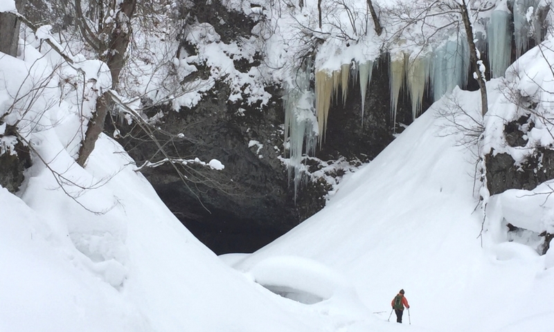 冬の小樽天神浄水場の穴滝